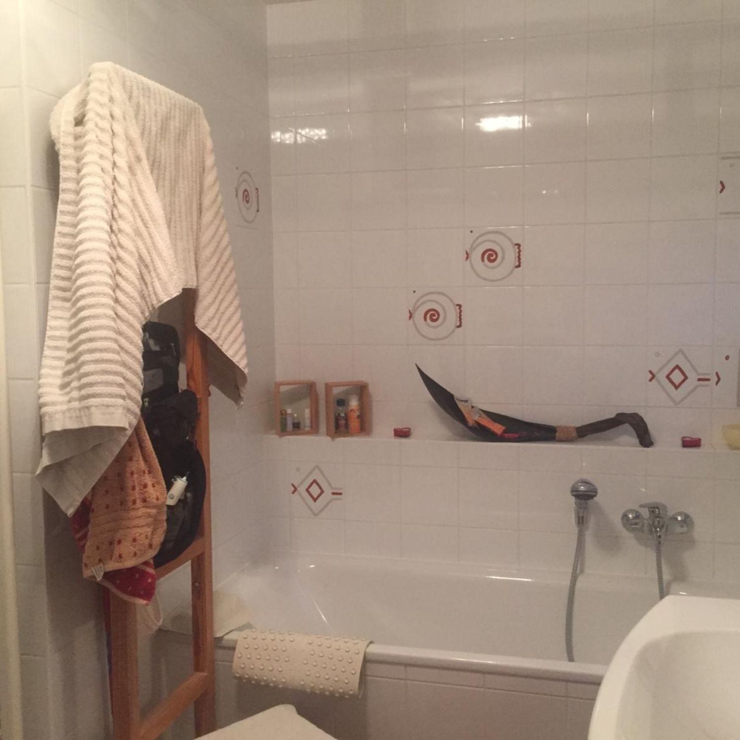 Badsanierung München – Bad vor Renovierung mit Wanne Badsanierung München – Bad im ursprünglichen Zustand mit Wanne