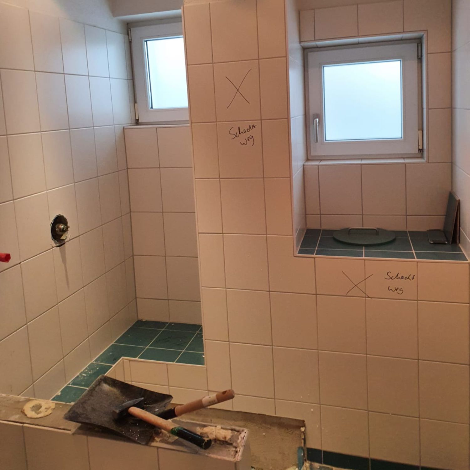 Badsanierung München – Badezimmer im Ursprungszustand Badsanierung München – Bad vor der Sanierung mit alten Fliesen