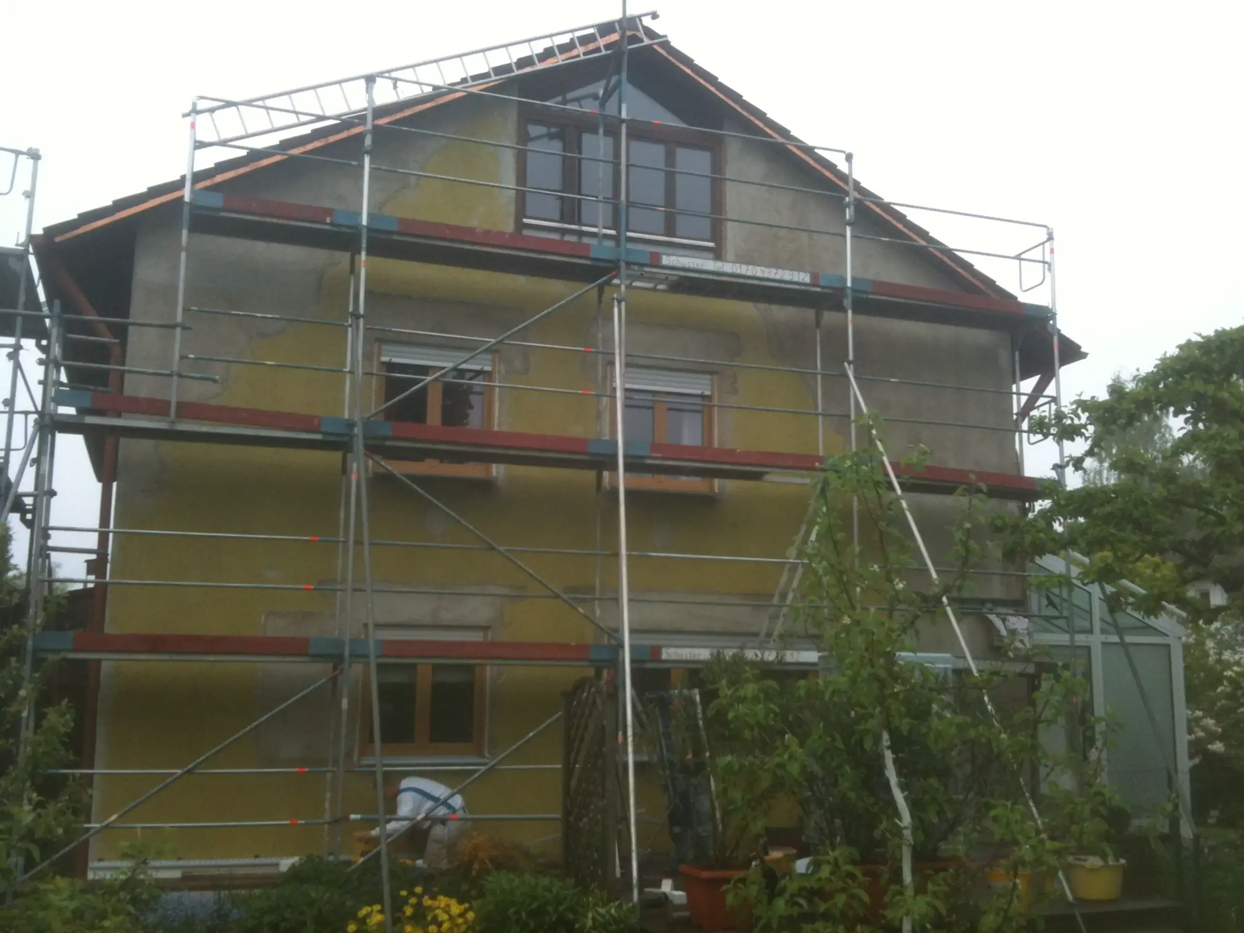 Fassadensanierung München – unsanierte Außenfassade im Ausgangszustand Fassadensanierung München – unsanierte Fassade vor Renovierung