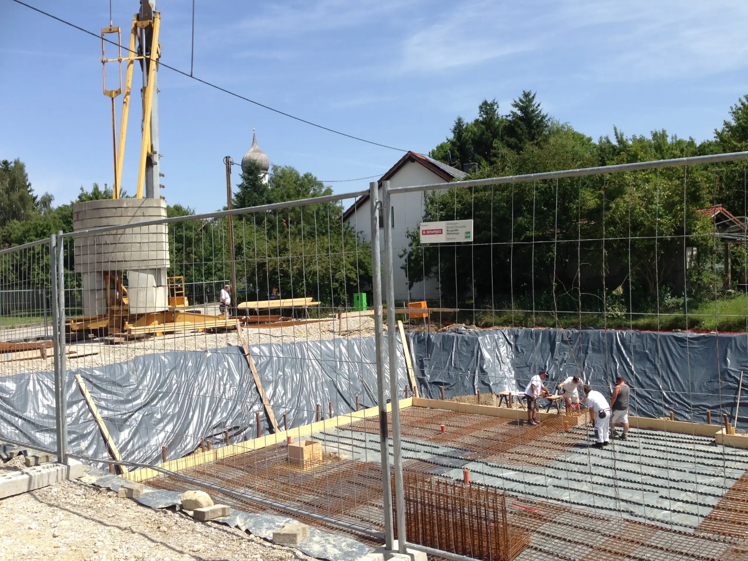 Neubau München – Baustelle in der Fundamentphase Neubau München – Fundamentarbeiten auf Baustelle