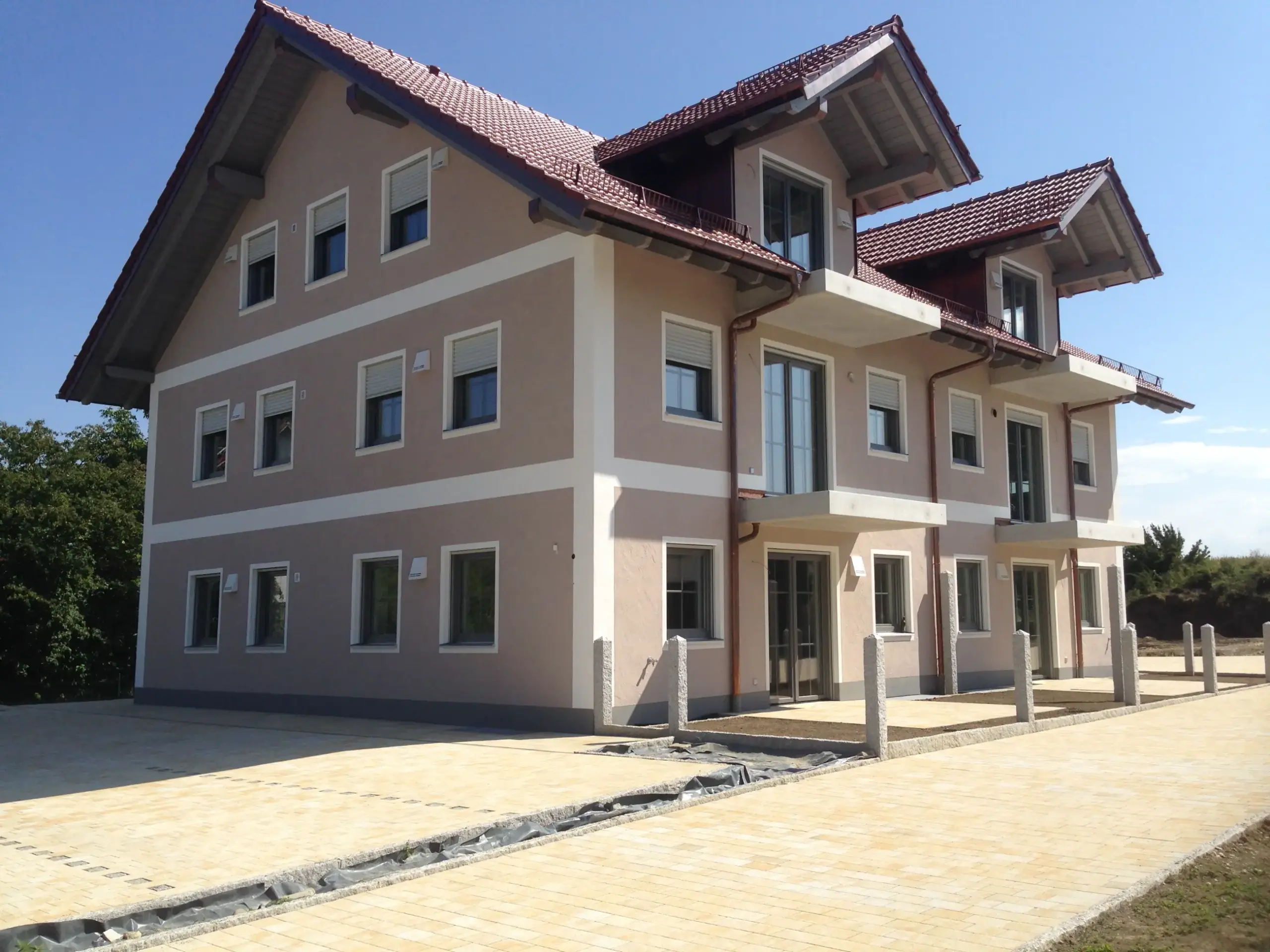 Neubau München – fertiggestelltes Mehrfamilienhaus mit Balkonen